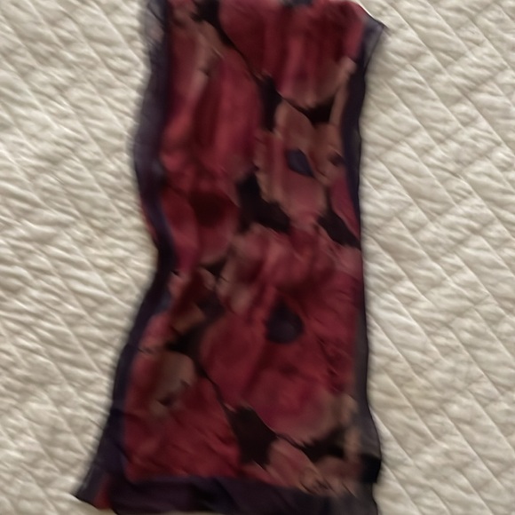 Beautiful silk scarf navy with burgundy flowers - Picture 4 of 4